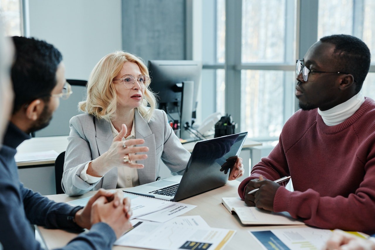 woman-talking-with-men-in-office